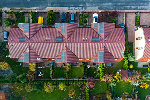 Dächer mit Solarpaneelen zur Gewinnung von erneuerbaren Energien