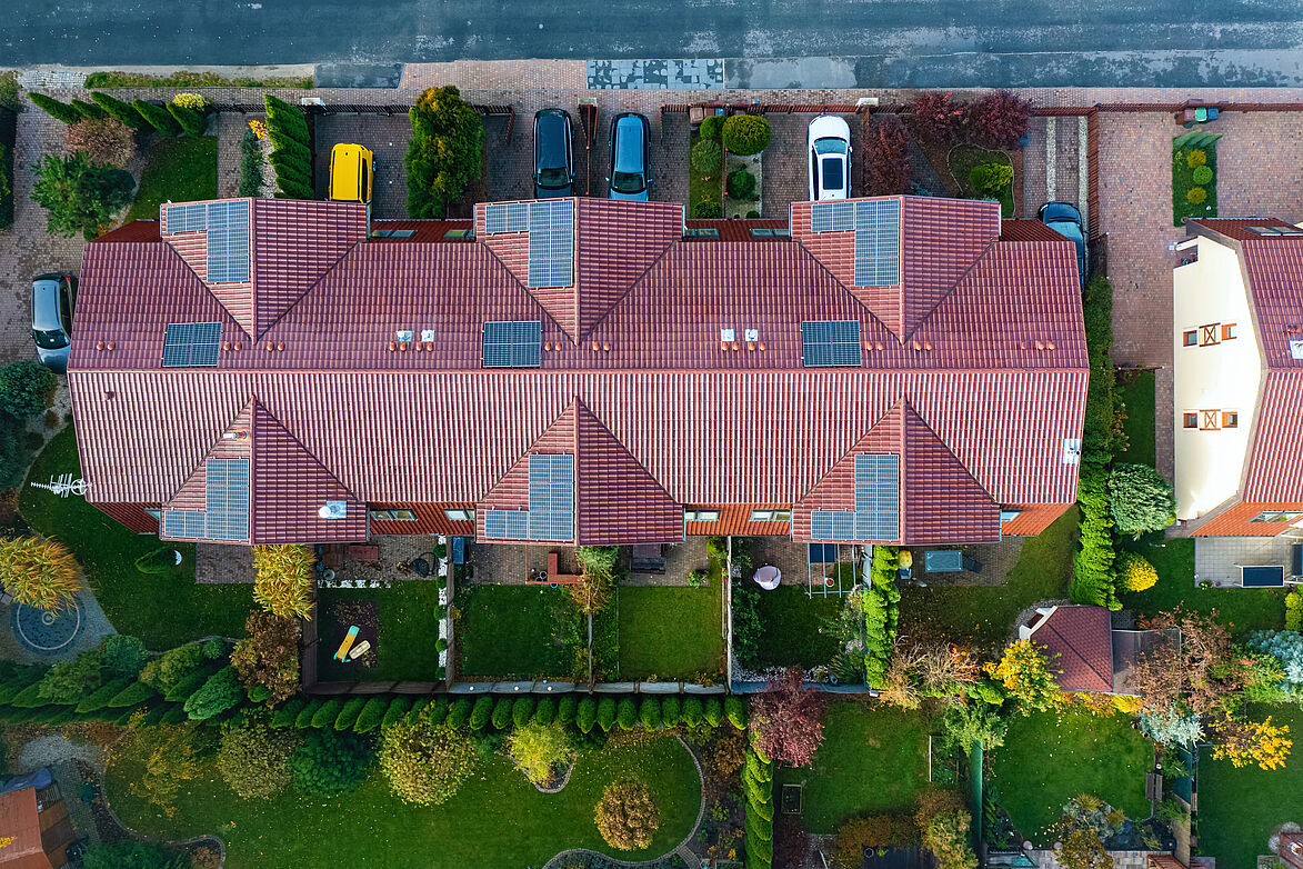 Dächer mit Solarpaneelen zur Gewinnung von erneuerbaren Energien