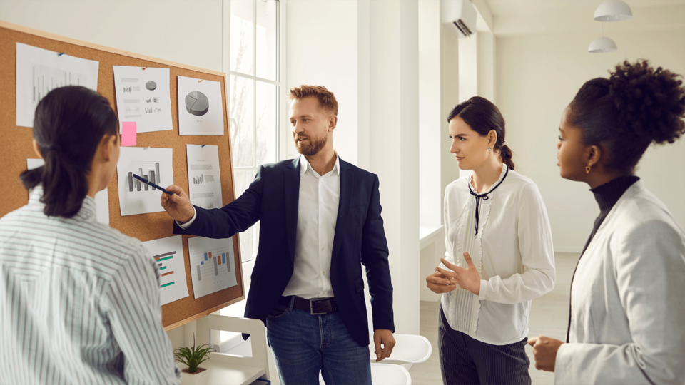 Projektverantwortlicher präsentiert MES-, ERP-, SCM- und SCADA-Strategie zur erfolgreichen Softwareimplementierung, basierend auf Expertenempfehlungen und KPIs.
