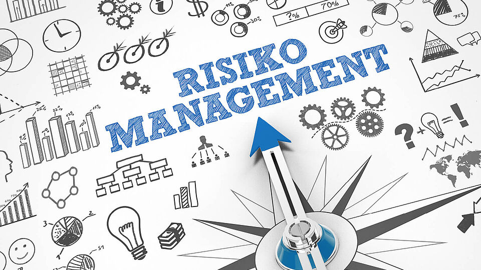 Visualisierung von Risiko Management - man sieht einen Kompass zum Wort mit Grafiken zum Thema im Hintergrund.