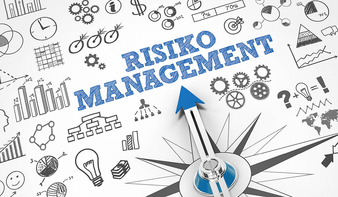 Visualisierung von Risiko Management - man sieht einen Kompass zum Wort mit Grafiken zum Thema im Hintergrund.