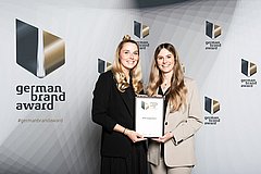 Übergabe der Auszeichnung im Rahmen der Veranstaltung an Janine Hellwig und Vanessa Schekalla. Quelle: German Brand Award